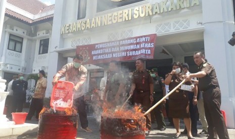 Kejaksaan Negeri Kota Solo, Jawa Tengah memusnahkan ratusan barang bukti narkoba dan minuman keras di halaman Kantor Kejaksaan Negeri Surakarta pada Kamis (5/4).