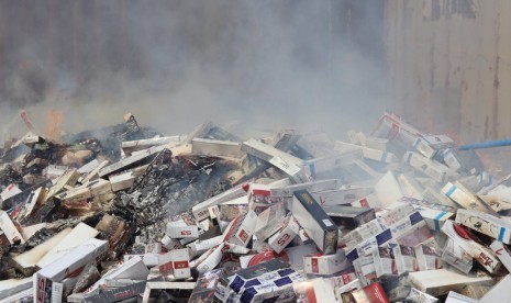 Kejaksaan Negeri Tangerang Selatan, Bea Cukai Tangerang memusnahkan rokok ilegal hasil penindakan pada Jumat (30/8) di halaman Kantor Kejaksaan Negeri Tangerang Selatan. 