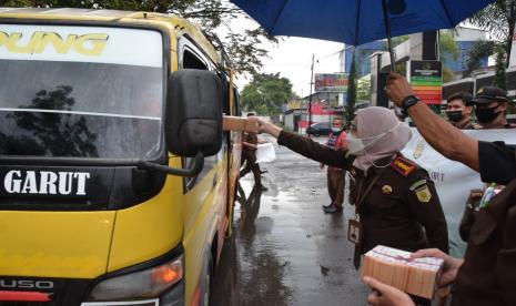 Kejari Garut membagikan sekitar 1.000 paket takjil kepada warga yang melintas di Jalan Merdeka, Kecamatan Tarogong Kidul, Kabupaten Garut, Senin (11/4/2022).