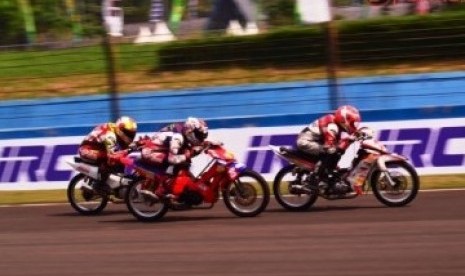 Kejuaraan balap motor Indoprix 2011 seri 3 yang disponsori oleh ban IRC - Sirkuit Sentul Internasional (www.sportku.com)