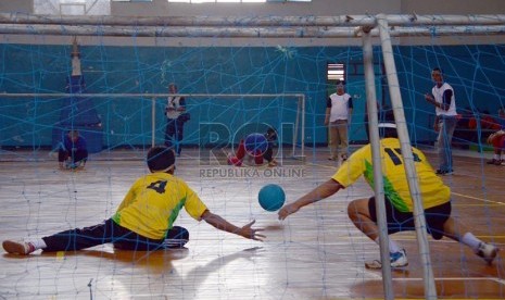 Kejuaraan Nasional Goalball yang digelar Persatuan Olahraga Tuna Netra Indonesia (Porti) di GOR Pajajaran,Bandung, Rabu (20/3).  (Republika/Edi Yusuf)