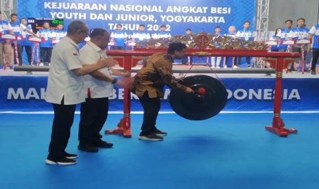 Kejuaraan Nasional (Kejurnas) Angkat Besi Pupuk Indonesia Remaja (Youth) dan Junior Tahun 2022 yang diikuti 136 atlet dari 21 provinsi telah resmi dibuka di Gelanggang Olahraga (GOR) Klebengan, Kabupaten Sleman, Daerah Istimewa Yogyakarta (DIY), Selasa (27/9/2022).