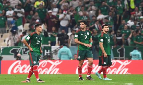 Kekecewaan para pemain Meksiko gagal lolos ke babak 16 besar meskipun menang 2-1 atas Arab Saudi.