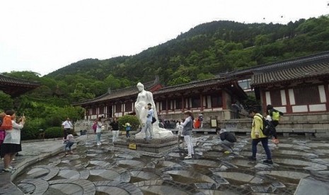 Kelakuan wisatawan Cina di Huaqing Pool di kota Xi'an, Cina