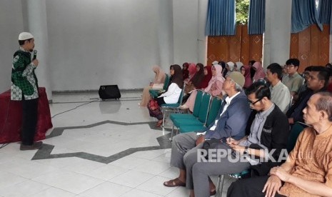 Kelas halal di Masjid Universitas Gadjah Mada (UGM) yang digelar setiap Kamis sore selepas Ashar.  Kali ini, kelas halal diisi Direktur Halal Center Fakultas Peternakan UGM, Nanung Danar Dono, Kamis (1/3). 