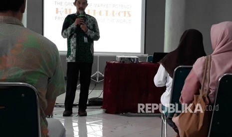 Direktur Halal Center Fakultas Peternakan UGM, Nanung Danar Dono, mengisi kelas halal.