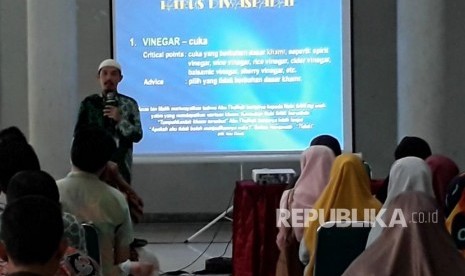 Kelas halal di Masjid Universitas Gadjah Mada (UGM) yang digelar setiap Kamis sore selepas Ashar.  Kali ini, kelas halal diisi Direktur Halal Center Fakultas Peternakan UGM, Nanung Danar Dono, Kamis (1/3). 