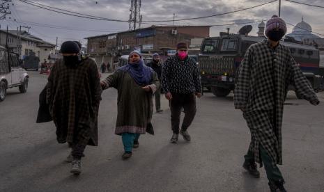 Kelaurga terduga pemberontak Kashmir berjalan usai mereka diizinkan melihat tubuh kerabat mereka sebelum dikirim ke pemakaman di tempat yang tidak diketahui di Srinagar, Kashmir, Ahad (30/1/2022). Polisi India menembak lima terduga pemberontak Kashmir.