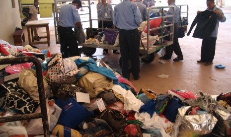 Kelebihan barang bawaan jamaah haji yang menggunung di Terminal Barat Bandara King Abdul Aziz Jeddah, Arab Saudi.