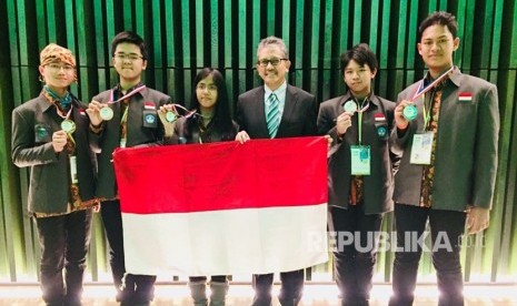 Kelima pelajar asal Indonesia peraih dua emas dan tiga perak dalam olimpiade sains tingkat internasional di Arnhem, Belanda, pada Senin (12/12).