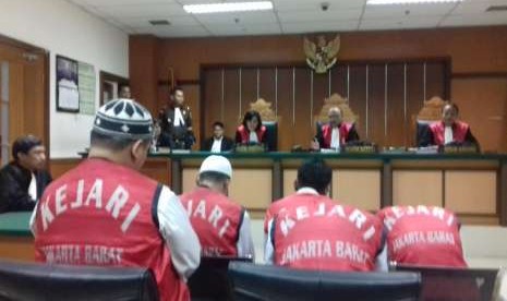 Kelima terdakwa kasus pengedaran ganja 1,3 ton asal Aceh dituntut hukuman mati. Pengadilan Negeri Jakarta Barat, Rabu (19/9).