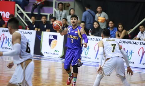 Kelly Purwanto (menguasai bola).