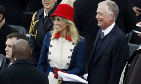 Kellyanne Conway bertopi merah.