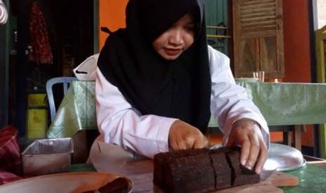 Kelompok 82 KKN Universitas Negeri Yogyakarta (UNY) mengajarkan pembuatan brownies dari tepung singkong di Dusun Kisik, Desa Banjarsari, Kecamatan Kalibawang, Kabupaten Kulonprogo.