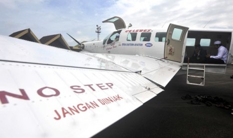 Kelompok barzanji melakukan doa syukuran di atas pesawat Celebes Air saat peluncuran perdana pesawat Celebes Air Bandara Sultan Hasanuddin Makassar, Sulsel, Senin (10/3). 