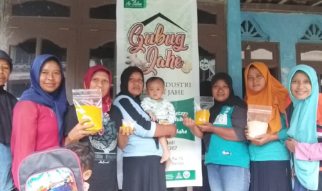 Kelompok binaan Rumah Zakat memproduksi jahe instan celup.