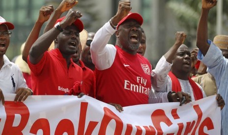 Kelompok #BringBackOurGirls menggelar demonstrasi memprotes kepolisian Nigeria yang melarangan mereka menggelar aksi menentang penculikan ratusan siswi di Abuja pada Selasa (3/6). 