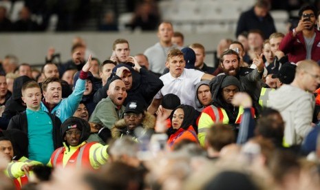 Kelompok fan West Ham bersitegang dengan pendukung Chelsea.