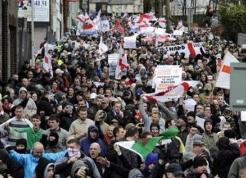 Kelompok garis keras English Defence League (EDL) dalam salah satu aksinya.