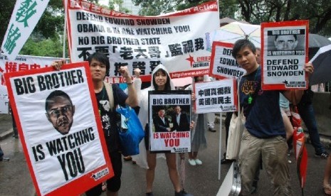 Kelompok hak asasi manusia di Hong Kong berdemonstrasi mendukung Edward Snowden.