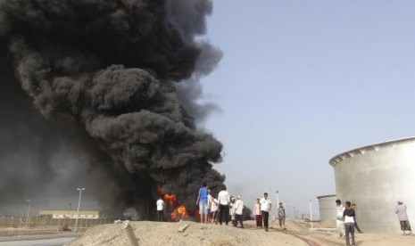 Kelompok Houthi menyerang kilang minyak Buraiqah di Aden, Yaman, Sabtu (27/6).