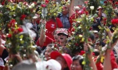 Kelompok kaos merah berdemonstrasi di jalanan Bangkok