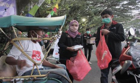 Kelompok Kerja Nyata (KKN) 10, Universitas Muhammadiyah Malang (UMM) membagikan makan gratis kepada masyarakat.