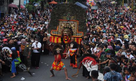 Kelompok kesenian reog beraksi saat Kirab Budaya Kesenian Reog di Klaten, Jawa Tengah, Rabu (31/8/2022). Kirab yang diikuti dari berbagai macam kelompok kesenian reog dan kesenian tari asal Kabupaten Klaten itu bertujuan untuk mengenalkan potensi kesenian kepada masyarakat sekaligus untuk meningkatkan perekonomian usaha mikro kecil menengah dan pariwisata.