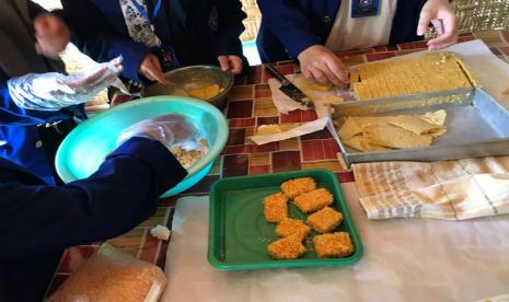  Kelompok KKN UNY Panjatan 3, Panjatan, Kulonprogo, mengolah tempe menjadi nugget.