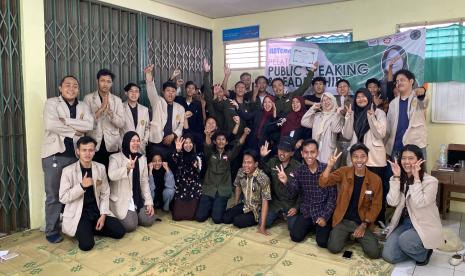 Kelompok Lentera Swara Mahasiswa Amikom, para pemuda Karang Taruna Wirasoma, dan pemateri dari Youth Communication Academy (YCA) Indonesia berfoto bersama usai Pelatihan Public Speaking dan Leadership di di Sorogenen, Timbulharjo, Sewon, Kabupaten Bantul, Ahad (15/10/2023).