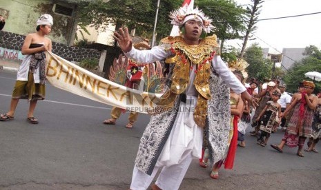  Kelompok Maha Bajra Sandhi, Budakeling, Karangasem, (Bali) tampil dalam acara Musik Ritus Dirga Rahayu Nusantara dalam peringatan Hari Kemerdekaan ke-70 RI di Gedung Indonesia Menggugat, Kota Bandung, Senin (17/8) malam.  ( Foto : Septianjar Muharam)