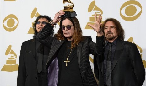 Kelompok musik Black Sabbath, dengan vokalis Ozzy Osbourne di tengah.