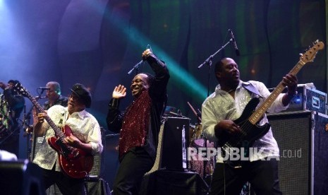 Kelompok musik jazz, Earth, Wind & Fire Experience beraksi menghibur pecinta jazz dalam pagelaran akbar internasional Java Jazz Festival (JJF) 2014 di JIExpo Kemayoran, Jakarta.