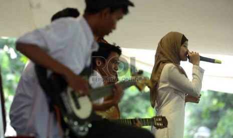  Kelompok musik Love Pink Girls (LPG) beraksi memainkan sejumlah tembang Islami dalam Islamikustik di Republika Ramadhan Fair, Masjid Agung At-Tin, Jakarta, Kamis (18/7).    (Republika/Agung Supriyanto)