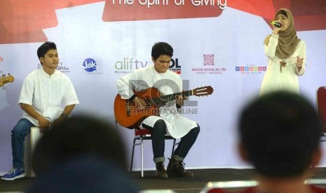  Kelompok musik Love Pink Girls (LPG) beraksi memainkan sejumlah tembang Islami dalam Islamikustik di Republika Ramadhan Fair, Masjid Agung At-Tin, Jakarta, Kamis (18/7).    (Republika/Agung Supriyanto)