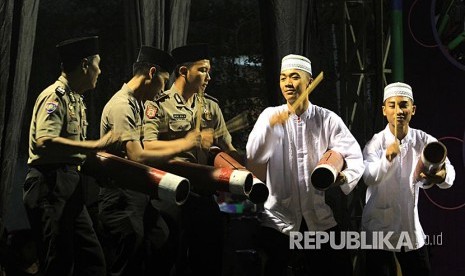 Kelompok musik patrol dari anggota kepolisian beraksi pada Festival Patrol Ramadan di Banyuwangi, Jawa Timur, Selasa (13/6). Festival tersebut digelar untuk lebih memperkenalkan tradisi masyarakat Banyuwangi saat Ramadan, dan menghidupkan kembali tradisi lama yang saat ini mulai tergeser. 