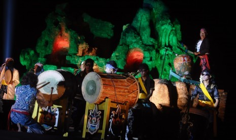 Kelompok musik Sekar Pandan menampilkan Kesenian Rampak Bedug Rob Segara Kacirebonan pada pembukaan Gotrasawala 2015 'West Java Cultural and Performing Arts Festival. (ilustrasi)