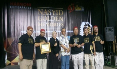 Kelompok Nasyid Snada meraih Lifetime Achievement Award dalam acara Nasyid Golden Memories yang digelar di Padepokan Seni Mayang Sunda, Bandung akhir pekan lalu. 