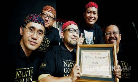 Kelompok Nasyid Snada meraih Lifetime Achievement Award dalam acara Nasyid Golden Memories yang digelar di Padepokan Seni Mayang Sunda, Bandung akhir pekan lalu. 