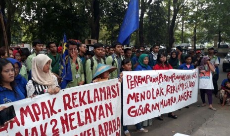 Kelompok nelayan dan mahasiswa yang menolak reklamasi di Teluk Jakarta di depan kantor PTUN Jakarta saat menyidangkan gugatan reklamasi, Kamis (16/3).