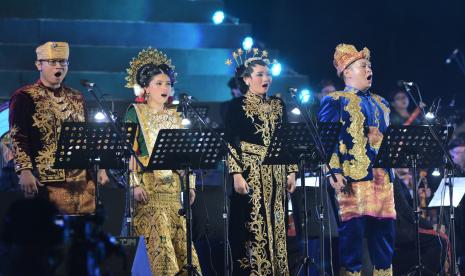 Kelompok Orkestra G20 menampilkan pagelaran musik orkestra G20 di Taman Aksobya, kompleks Taman Wisata Candi Borobudur, Magelang, Jawa Tengah, Senin (12/9/2022). Orkestra G20 pimpinan pianis Ananda Sukarlan tersebut melibatkan musisi dari berbagai negara yang mengusung tema Jalur Budaya Untuk Kehidupan Berkelanjutan. 