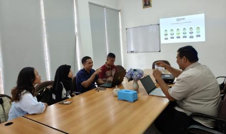 Kelompok P2MW 2024 dari Program Studi Sistem Informasi Universitas BSI (Bina Sarana Informatika) kampus Pontianak melanjutkan sesi pendampingan bersama Kaprodi Sistem Informasi Universitas BSI Kampus Pontianak sekaligus Dosen Pembimbing, Muhammad Sony Maulana.