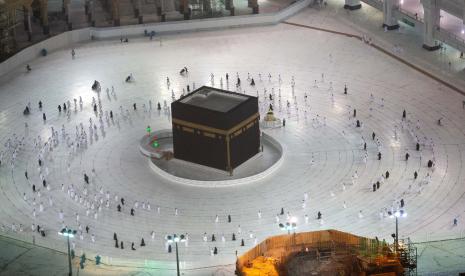 Kelompok pertama umat muslim melakukan ibadah umroh dengan penerapan protokol kesehatan yang ketat di Masjidil Haram, Mekah, Arab Saudi.