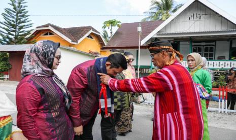 Kelompok relawan Dinasti Nusantara terdiri dari para raja, sultan, ratu, dan tokoh adat di Indonesia melakukan anjangsana ke Kabupaten Buton, Sulawesi Tenggara untuk menemui pemangku adat, tokoh masyarakat, pelaku seni dan budayawan.