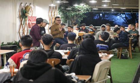 Kelompok relawan Ganjartivity Jawa Barat (Jabar) menggelar kegiatan Ngadawuh Ganjar (Ngajar) bersama para anak muda Gen Z dan milenial, di Fifteen Cafe, Braga, Kecamatan Sumur Bandung, Jabar. 