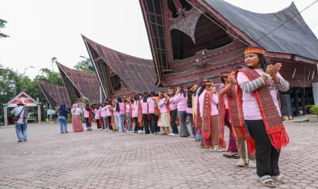 Kelompok relawan Srikandi Sumatra Utara (Sumut) menggelar kegiatan bertajuk Jelajah Sejarah Sigale-Gale dan Menari bersama perempuan milenial Samosir.  Acara itu berlangsung di Desa Tomok, Kecamatan Simanindo, Kabupaten Samosir, Sumatra Utara. 