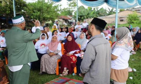 Kelompok relawan Ustaz Sahabat (Usbat) Ganjar mengajak jemaah Majelis Taklim Al-Ishlah ingat akan pentingnya menjaga sholat serta beragam manfaatnya.