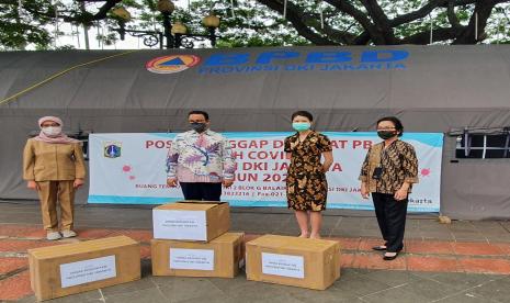 Kelompok RS Siloam memberi penghargaan atas peran 32 RSU DKI Jakarta dengan membagi 4.400 swabs, VTM, test kit, serta PCR primers dan reagen yang diterima oleh Gubernur DKI Jakarta Anies Baswedan dan Kepala Dinas Kesehatan DKI Jakarta dr. Widyastuti, MKM.