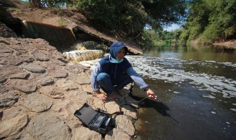 Kelompok Studi Banyu, Himpunan Mahasiswa Biologi (Himbio), Universitas Airlangga (Unair) bersama Ecological Observation and Wetlands Conservation (ECOTON) Foundation melakukan penelitian mengenai keberadaan Mikroplastik di Bengawan Solo dari 1 sampai 24 Oktober 2020. 