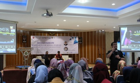 Kelompok Studi Ekonomi Islam Ahmad Dahlan Sharia Economics Forum (ADSEF) Prodi Perbankan Syariah, Fakultas Agama Islam, Universitas Ahmad Dahlan (UAD) bekerja sama dengan FoSSEI dan IDX menggelar seminar pasar modal syariah.  